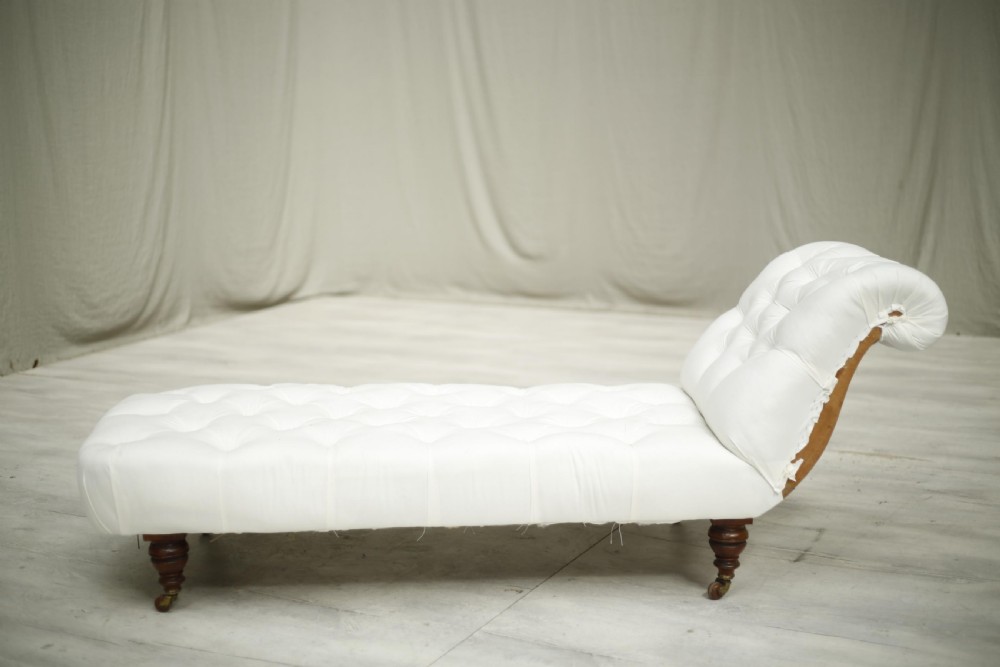 Victorian country house buttoned chaise longue View VI