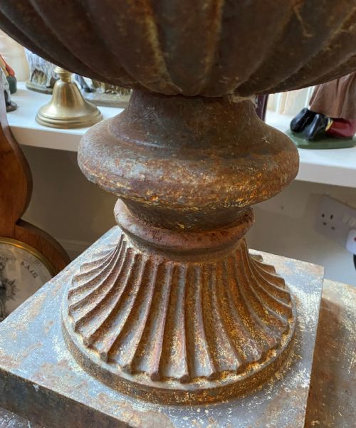 LARGE PAIR OF COUNTRY HOUSE CAST IRON MEDICI URNS ON STANDS - ADDITIONAL PHOTO 8
