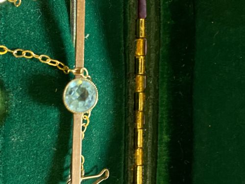 9CT GOLD BAR BROOCH WITH SOLITAIRE TOPAZ - ADDITIONAL PHOTO 2