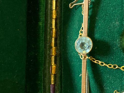9CT GOLD BAR BROOCH WITH SOLITAIRE TOPAZ - ADDITIONAL PHOTO 3