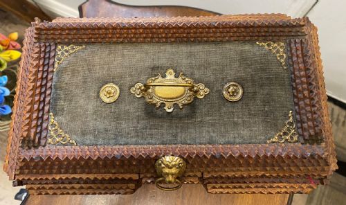 TRAMP ART CASKET WITH GILT DECORATION - ADDITIONAL PHOTO 1