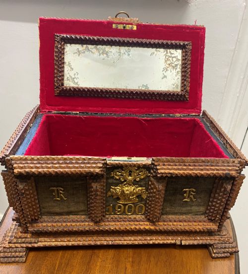 TRAMP ART CASKET WITH GILT DECORATION - ADDITIONAL PHOTO 2