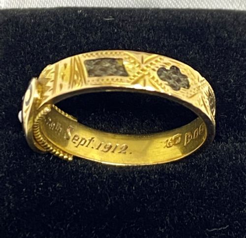 EDWARDIAN CHESTER 9CT GOLD MOURNING RING - ADDITIONAL PHOTO 2