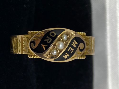 EDWARDIAN CHESTER 9CT GOLD MOURNING RING - ADDITIONAL PHOTO 5