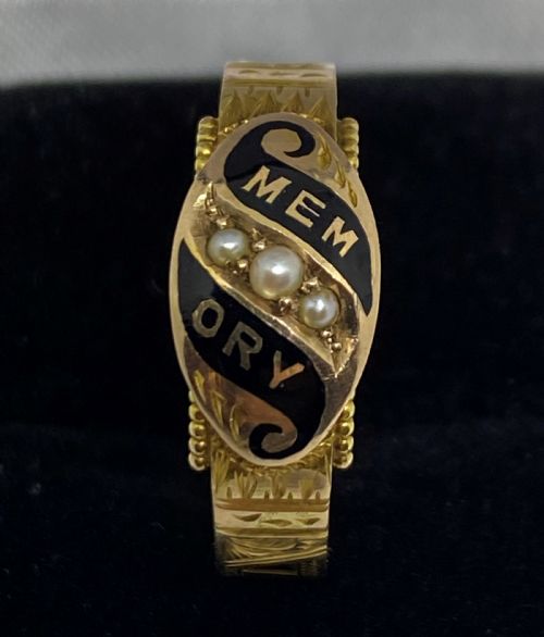 EDWARDIAN CHESTER 9CT GOLD MOURNING RING - ADDITIONAL PHOTO 6