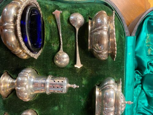 FINE QUALITY CASED SILVER CRUET SET - ADDITIONAL PHOTO 1