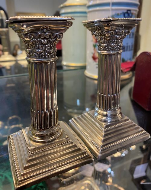 PAIR OF CHESTER SILVER CORINTHIAN COLUMN CANDLESTICKS - ADDITIONAL PHOTO 5