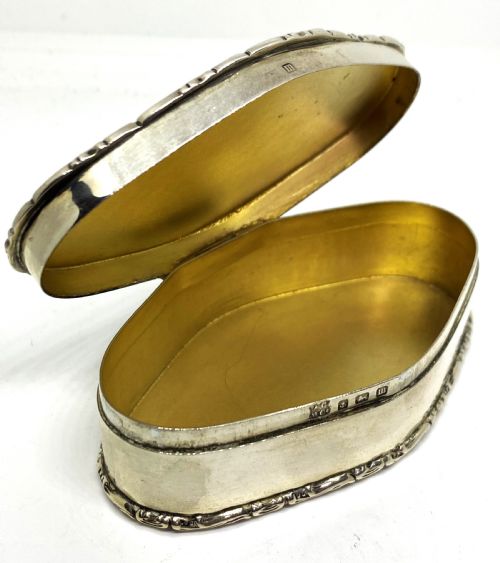 solid silver table snuff box - CATEGORY: ANTIQUE SILVER - DATED 1910
