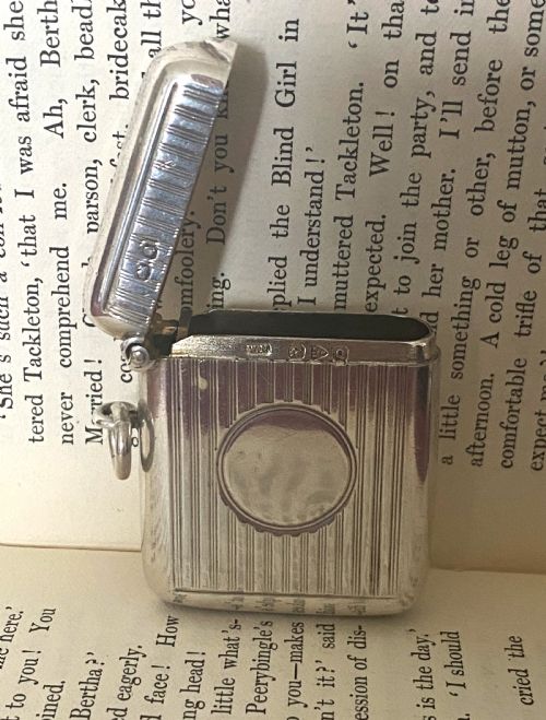 ANTIQUE CHESTER SILVER VESTA CASE 1899 - ADDITIONAL PHOTO 2
