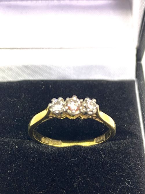 18CT GOLD THREE STONE DIAMOND RING - ADDITIONAL PHOTO 1