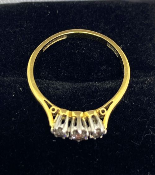18CT GOLD THREE STONE DIAMOND RING - ADDITIONAL PHOTO 2