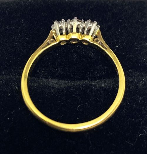 18CT GOLD THREE STONE DIAMOND RING - ADDITIONAL PHOTO 3