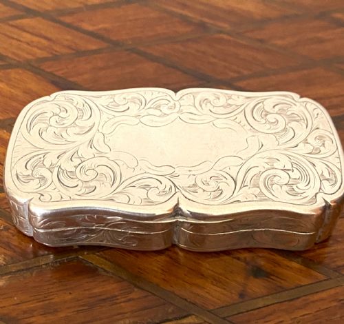 fabulous large solid silver snuff box - CATEGORY: ANTIQUE SILVER - DATED 19TH CENTURY