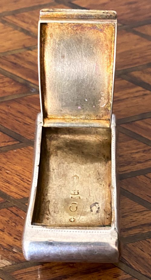 GEORGE III SOLID SILVER CURVED SNUFF BOX - ADDITIONAL PHOTO 1