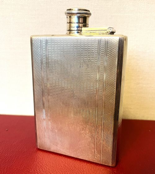 FINE QUALITY LARGE SILVER HIP FLASK - ADDITIONAL PHOTO 1
