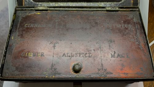 TOLEWARE SPICE TIN WITH NUTMEG GRATER - ADDITIONAL PHOTO 3