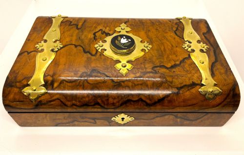 betjemann burr walnut games box - CATEGORY: ANTIQUE MISCELLANEOUS - DATED 1890