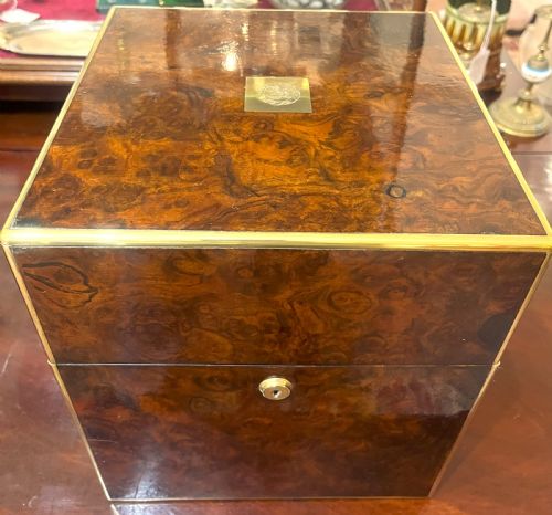 FABULOUS WALNUT DECANTER BOX WITH FOUR CRYSTAL DECANTERS - ADDITIONAL PHOTO 2