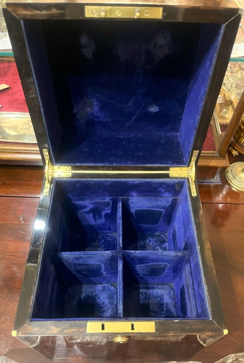 FABULOUS WALNUT DECANTER BOX WITH FOUR CRYSTAL DECANTERS - ADDITIONAL PHOTO 7