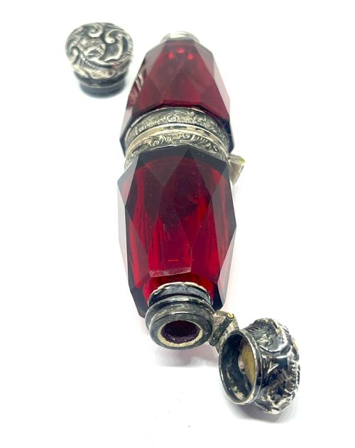 VICTORIAN SILVER MOUNTED RUBY GLASS DOUBLE SCENT BOTTLE WITH LOCKET - ADDITIONAL PHOTO 4