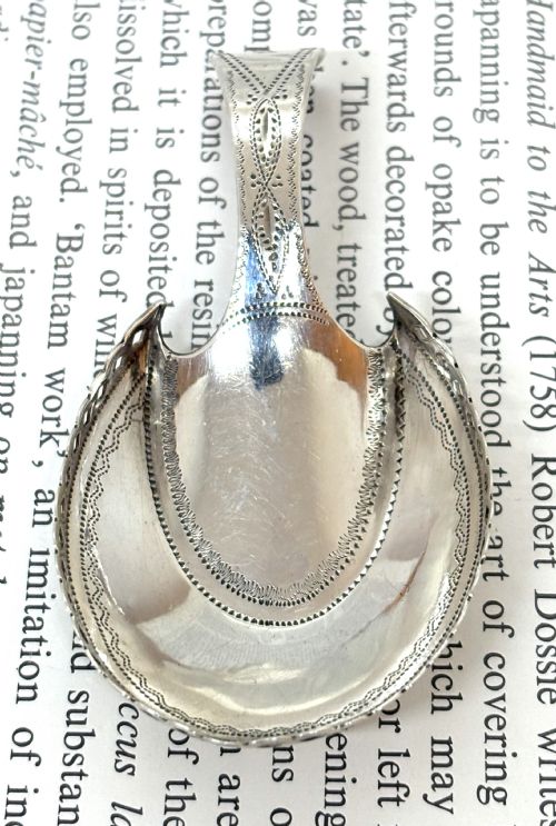 GEORGIAN SILVER HOOF SHAPED CADDY SPOON - ADDITIONAL PHOTO 1