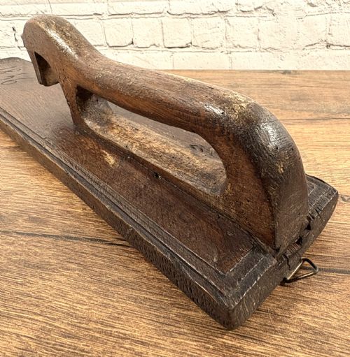 RARE 19TH CENTURY NORWEGIAN CARVED MANGLE BOARD WITH HORSE HEAD HANDLE - ADDITIONAL PHOTO 4