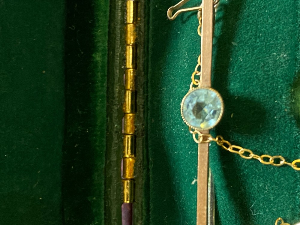 9ct Gold Bar Brooch With Solitaire Topaz View IV
