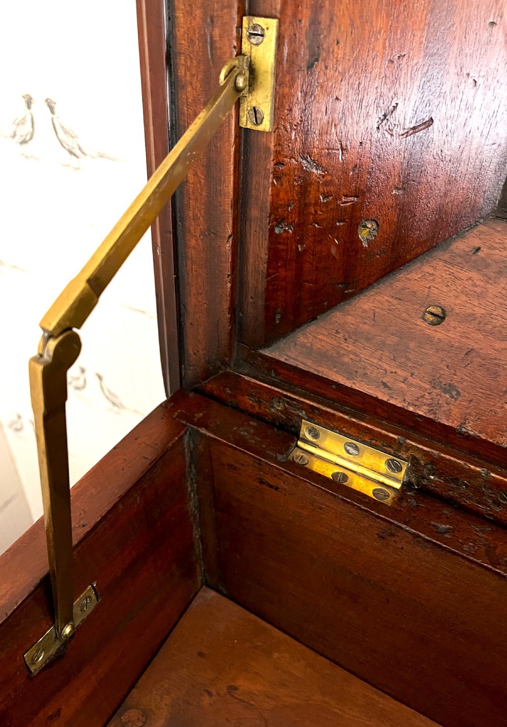 Fine Victorian Mahogany Cellarette View XII