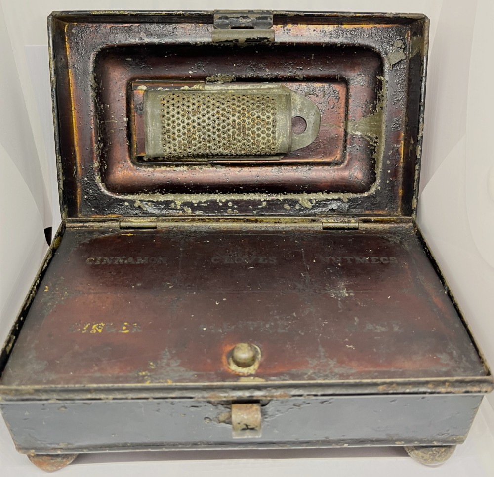 Toleware Spice Tin With Nutmeg Grater