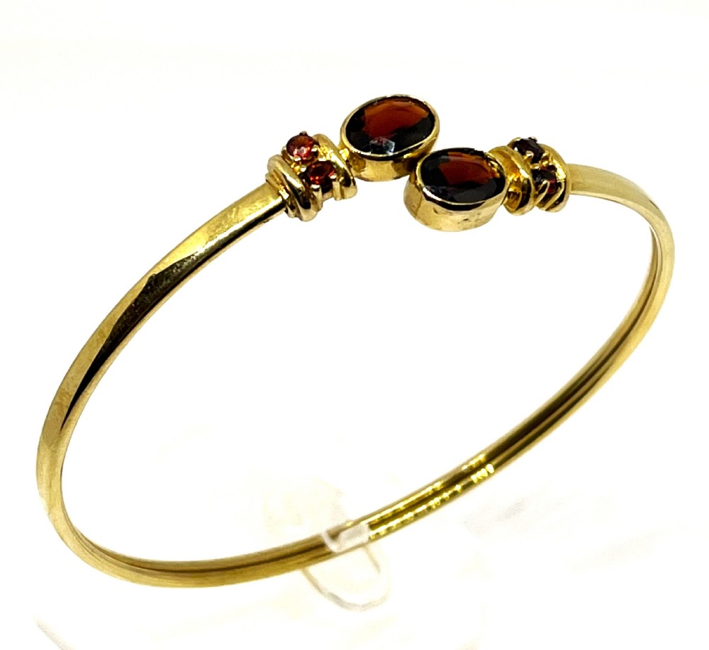 9ct Gold & Garnet Bangle
