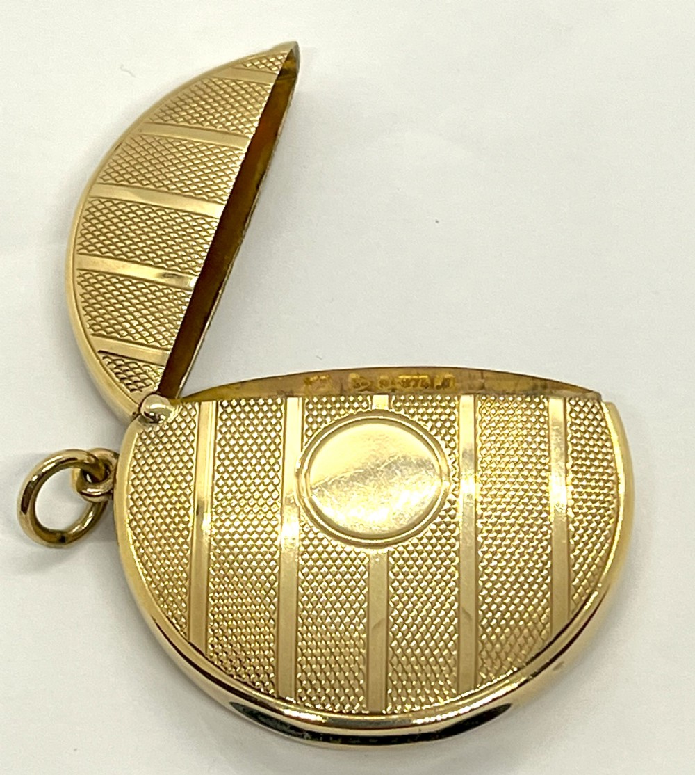 George V Chester 9ct Gold Circular Vesta Case View III