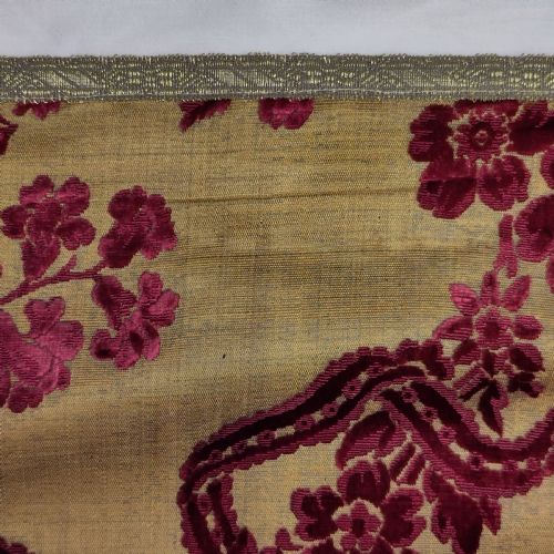 A PAIR OF HANGINGS OF 18TH CENTURY CISEL SILK VELVET - ADDITIONAL PHOTO 7