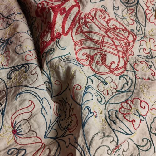 AN 18TH CENTURY FLAT QUILTED LINEN COVERLET - ADDITIONAL PHOTO 1