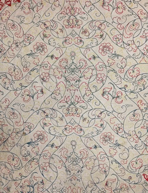 AN 18TH CENTURY FLAT QUILTED LINEN COVERLET - ADDITIONAL PHOTO 3