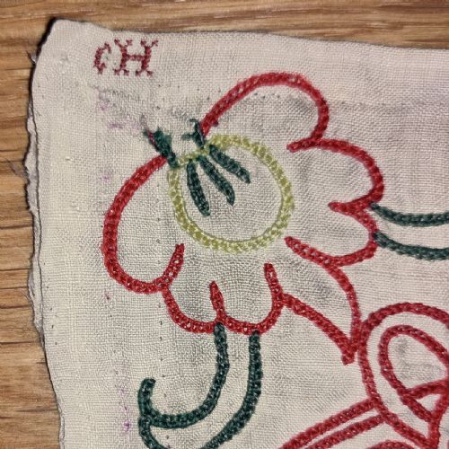AN 18TH CENTURY FLAT QUILTED LINEN COVERLET - ADDITIONAL PHOTO 5