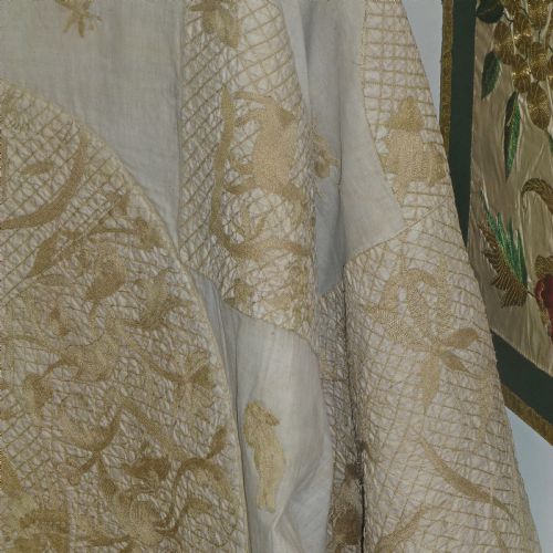 AN EMBROIDERED LINEN COVERLET - ADDITIONAL PHOTO 5