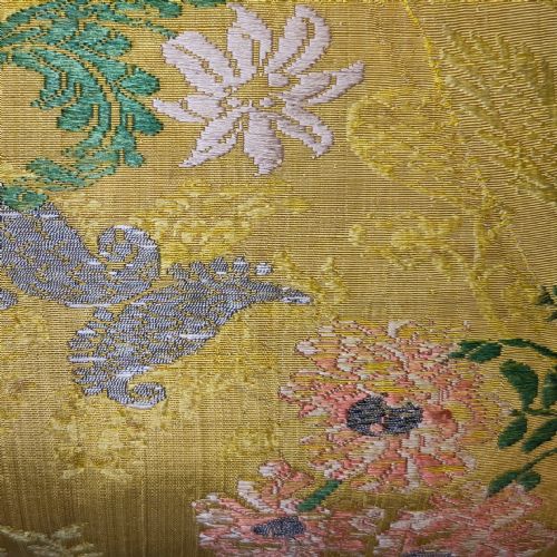 A CUSHION OF 18TH CENTURY FRENCH SILK - ADDITIONAL PHOTO 1