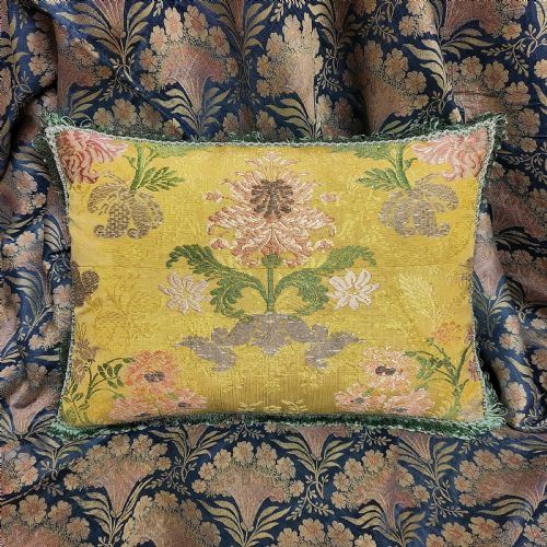 A CUSHION OF 18TH CENTURY FRENCH SILK - ADDITIONAL PHOTO 2