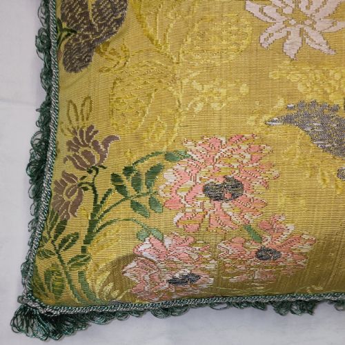 A CUSHION OF 18TH CENTURY FRENCH SILK - ADDITIONAL PHOTO 4