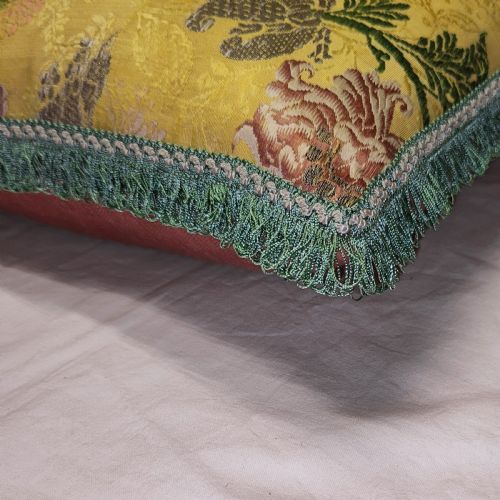A CUSHION OF 18TH CENTURY FRENCH SILK - ADDITIONAL PHOTO 5