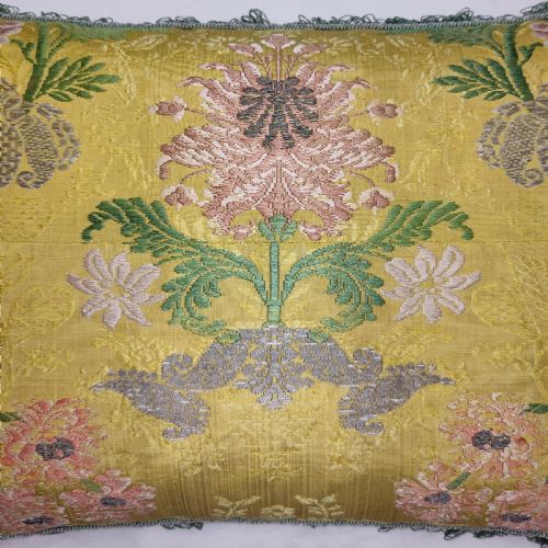 A CUSHION OF 18TH CENTURY FRENCH SILK - ADDITIONAL PHOTO 7