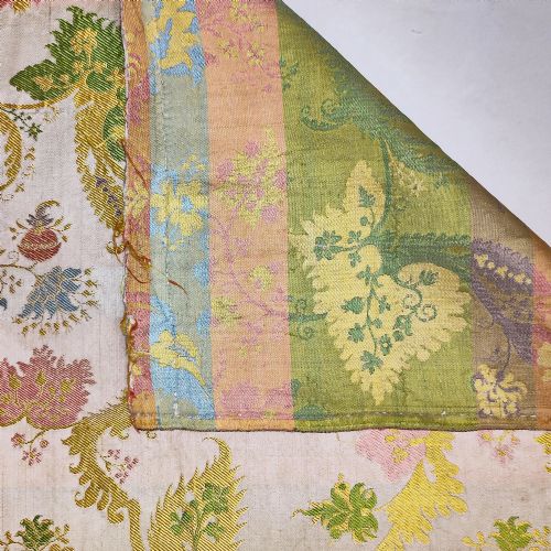 A LENGTH OF SPITALFIELDS BIZARRE SILK LAMPAS - ADDITIONAL PHOTO 3