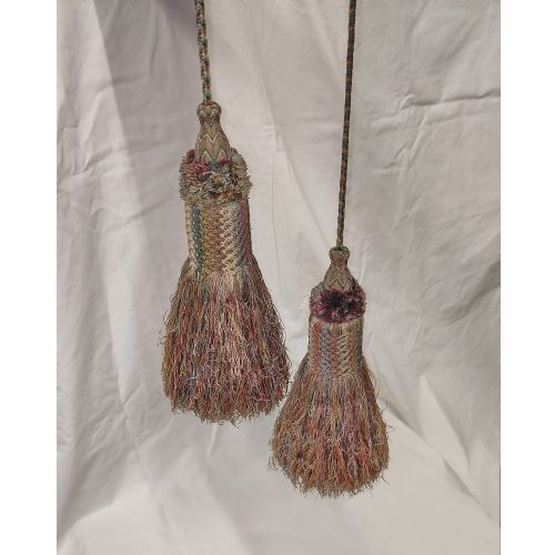 A PAIR OF 17TH CENTURY TASSELS - ADDITIONAL PHOTO 1