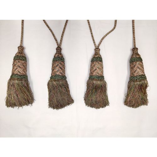 FOUR FINE 17TH CENTURY TASSELS - ADDITIONAL PHOTO 4