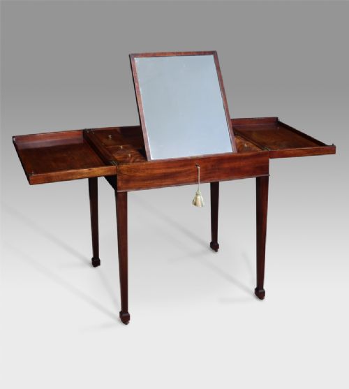 Fine Quality Georgian Mahogany Dressing Table