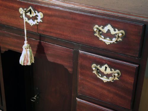 FINE QUALITY GEORGE II CUBAN MAHOGANY KNEEHOLE DESK - ADDITIONAL PHOTO 3