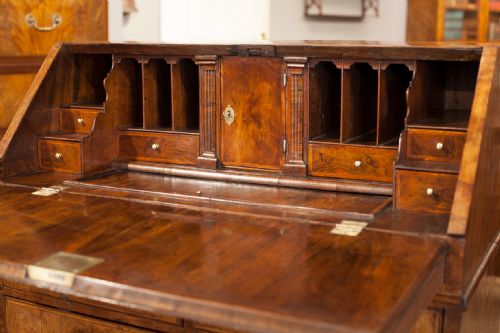 A STUNNING QUEEN ANNE PERIOD WALNUT BUREAU - ADDITIONAL PHOTO 9