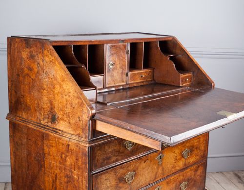 SUPERB QUEEN ANNE WALNUT BUREAU - ADDITIONAL PHOTO 5