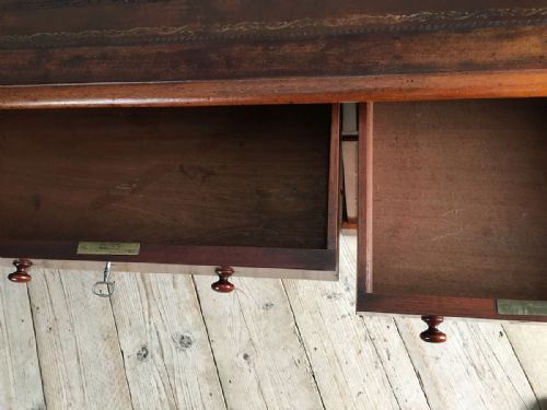 19TH CENTURY MAHOGANY PEDESTAL DESK - ADDITIONAL PHOTO 2