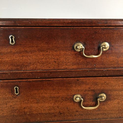 18TH CENTURY MAHOGANY CHEST OF DRAWERS - ADDITIONAL PHOTO 4